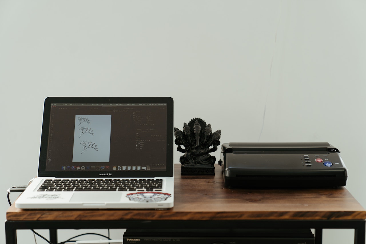Różnice między drukarkami atramentowymi a laserowymi – która jest lepsza?